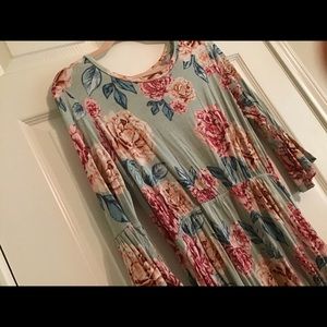 •Pretty Floral Dress•